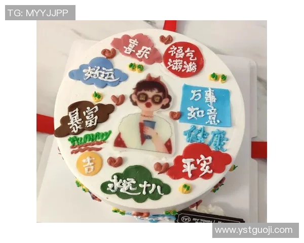 大连球迷热情接机为19岁杨铭锐庆生送蛋糕祝福生日快乐
